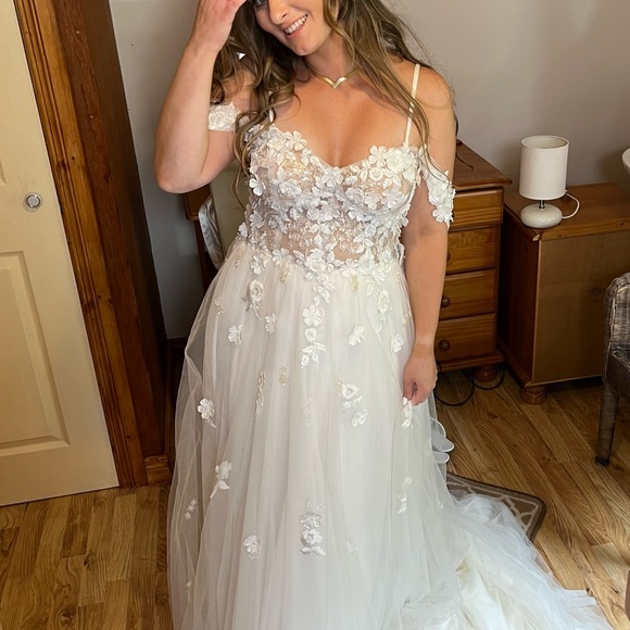 WEDDING DRESS - Picture 4 of 13